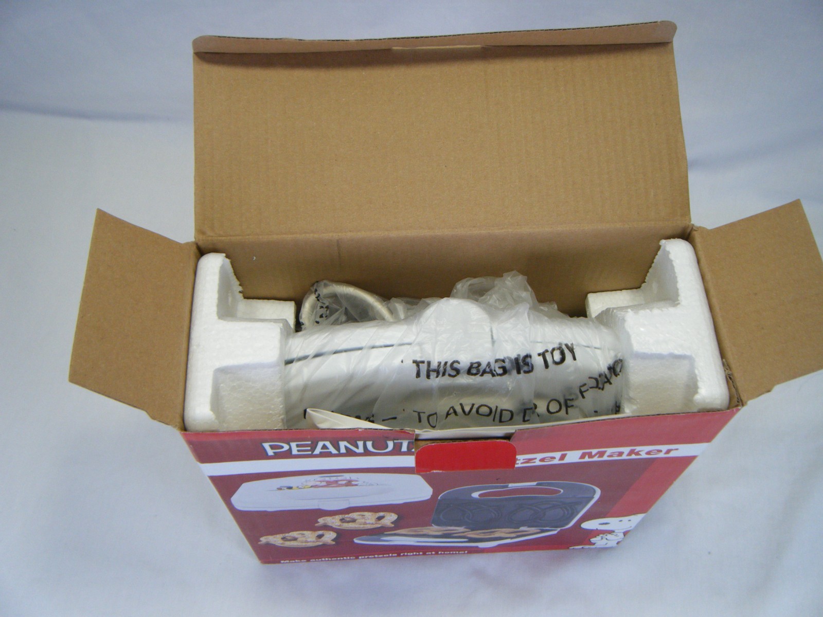 NEW Peanuts Snoopy Pretzel Maker Vintage Kitchen Appliance w Box
