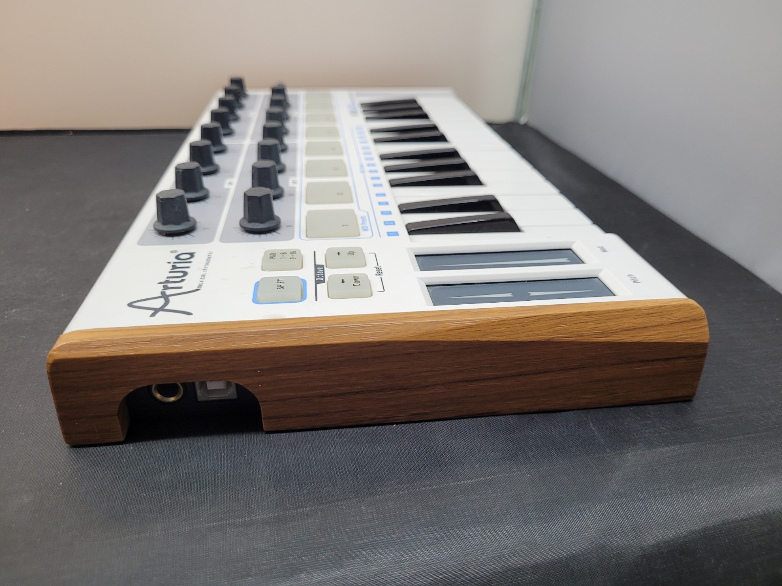 Arturia MiniLab MIDI 25-note Mini Keyboard Controller White and Wood Grain
