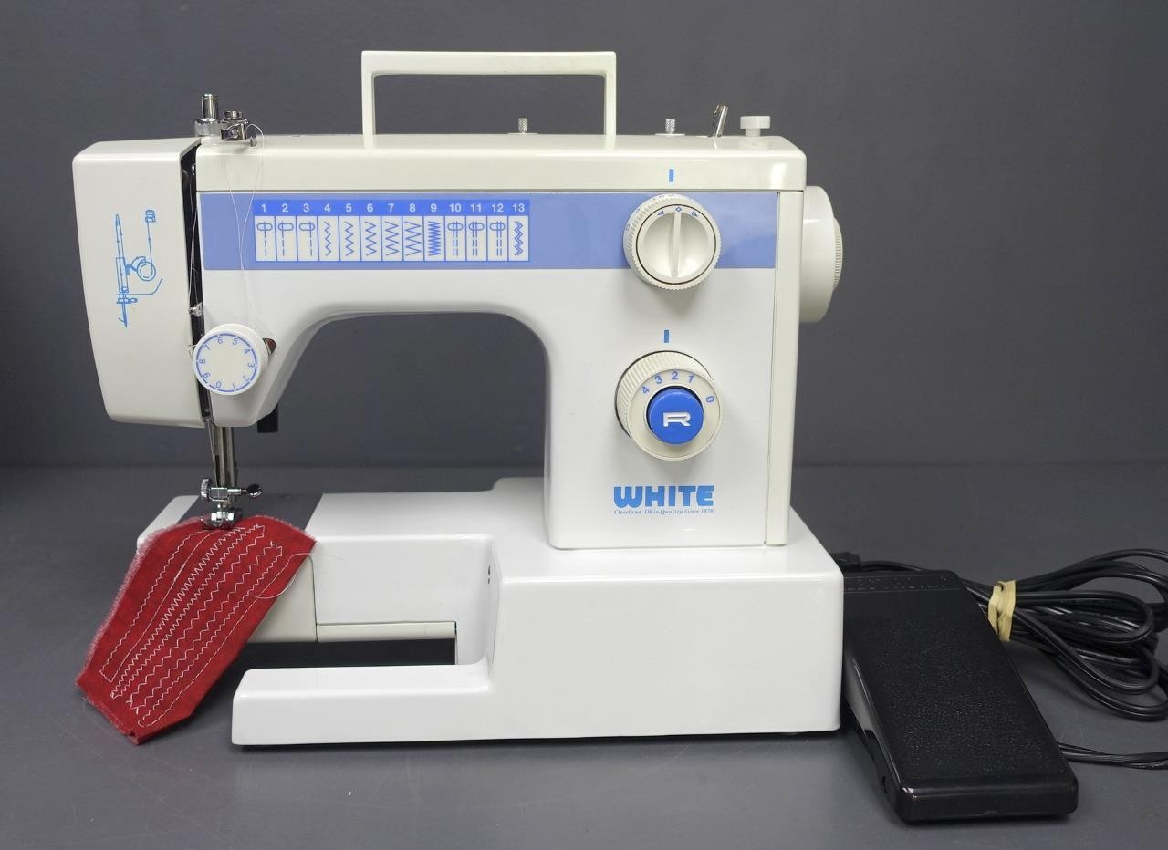 WHITE 1418 Sewing Machine 13-Stitch w/ Manual/Case Tested