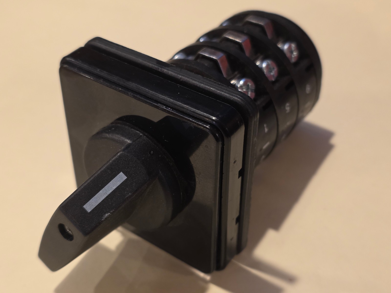 Salzer S225-61027-A23 Rotary Cam Switch 32A 3 Phase, On/Off/On, Blank Faceplate