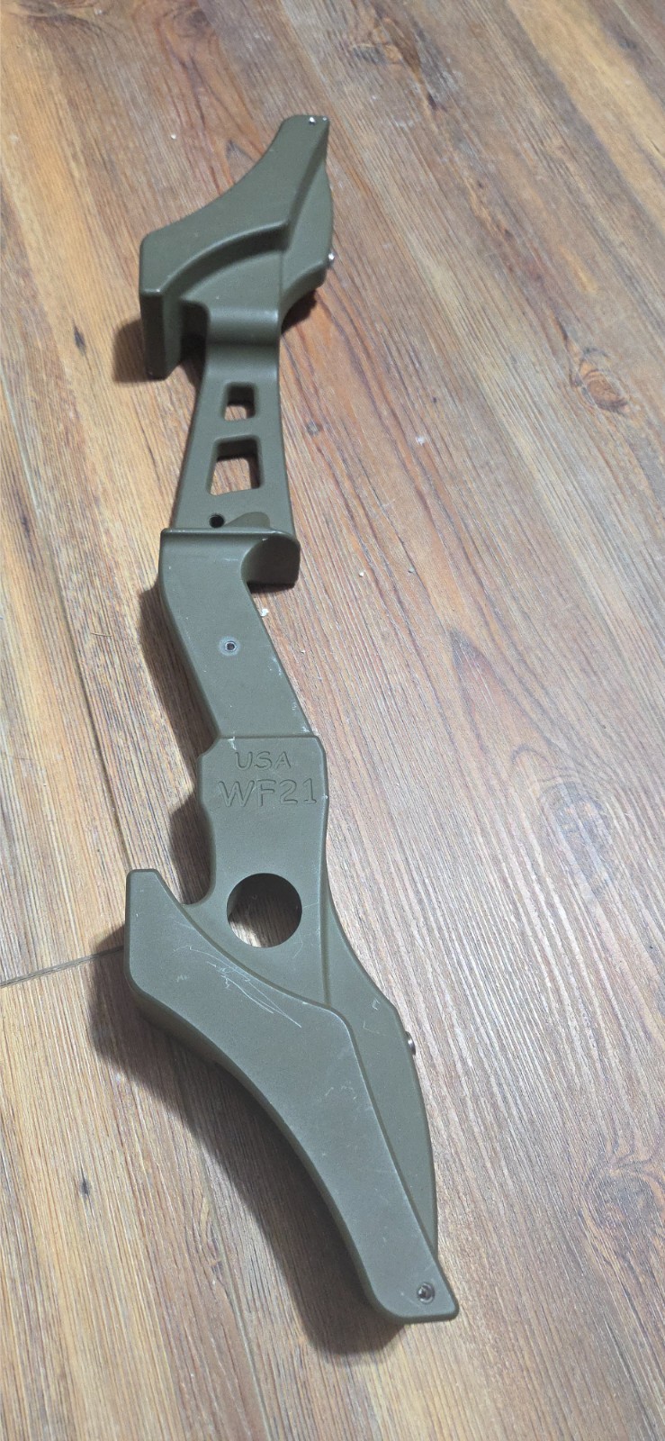 CD Wf21 bow riser, green with 8 oz weight excelkent condition