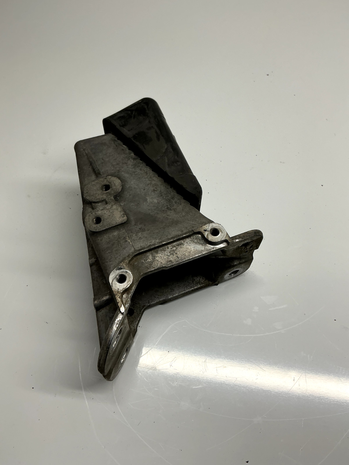 L85-6130 2023 KENWORTH T880 HOOD BRACKET