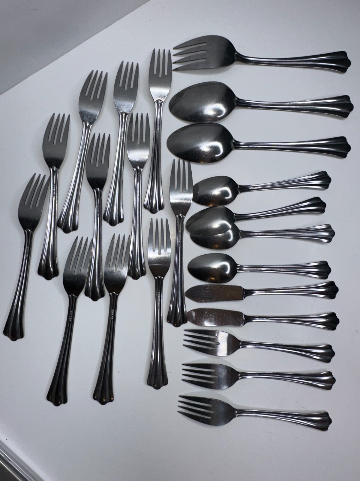 Oneida Fan Lightweight Stainless Flatware Set 23 Pc Fork Spoon Knives