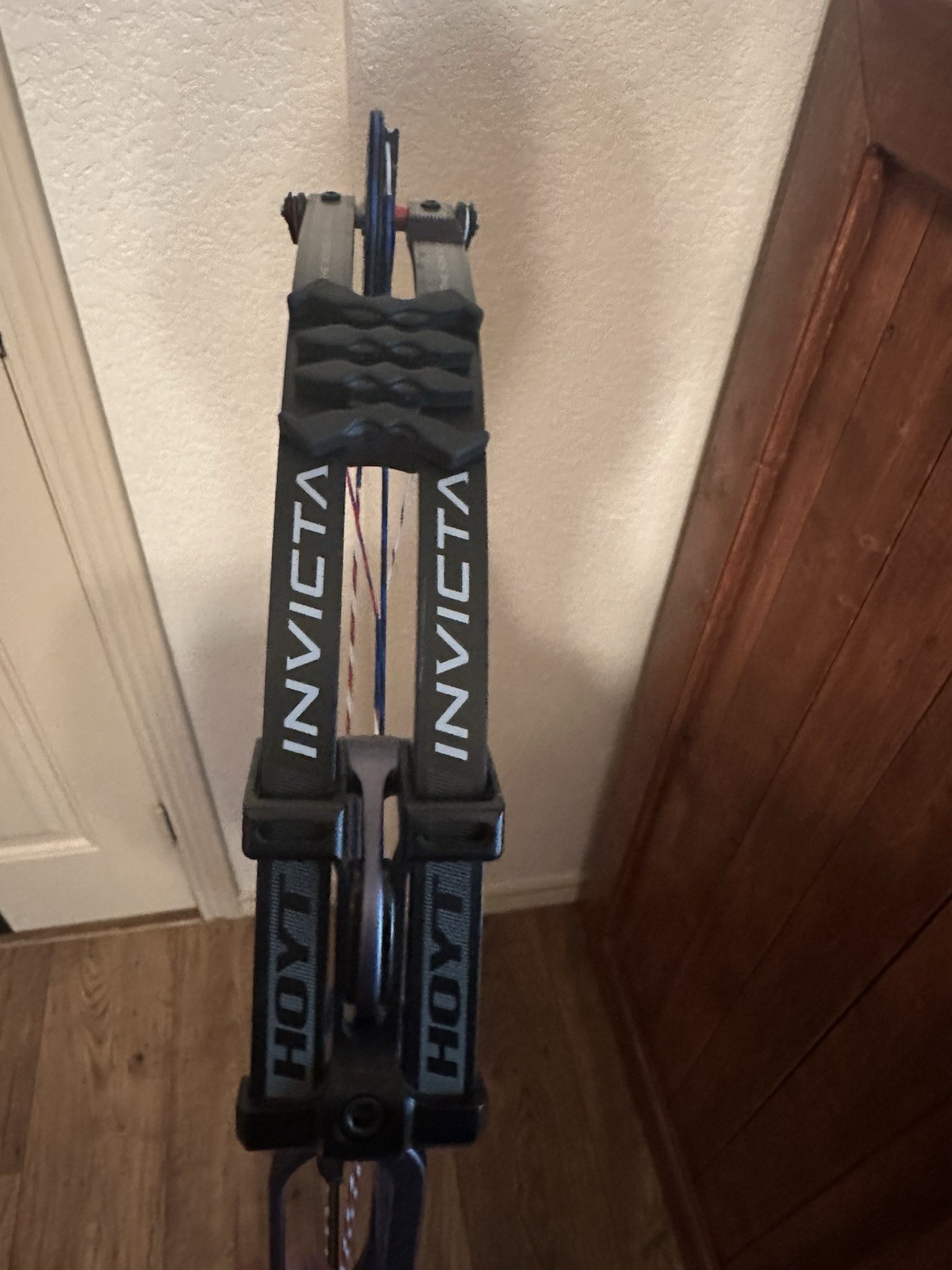 Hoyt Invicta 40 Left Hand with AAE pro blade rest And Threadz custom Strings.