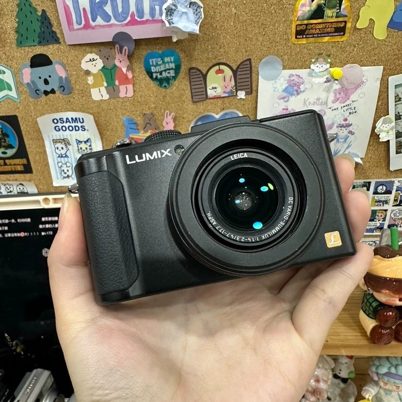 Panasonic DMC-LX7 10.1 MP Digital Camera with battery