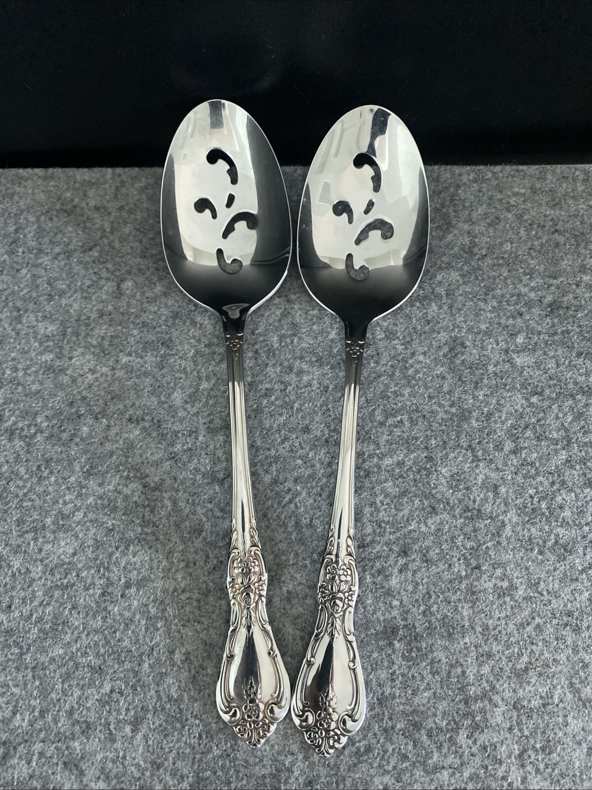 2 Oneida Distinction KENNETT SQUARE Stainless HH Pierced Serving Spoons Flatware
