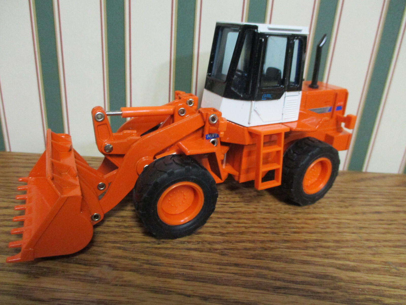 Hitachi LX70 Wheel Loader By Shinsei 1/40th Scale