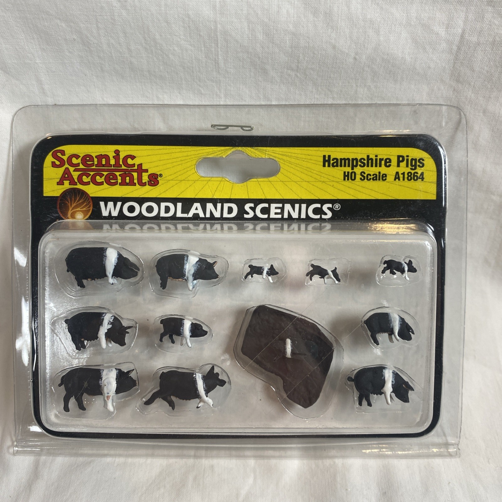 Woodland Scenics A1864 Hampshire Pigs