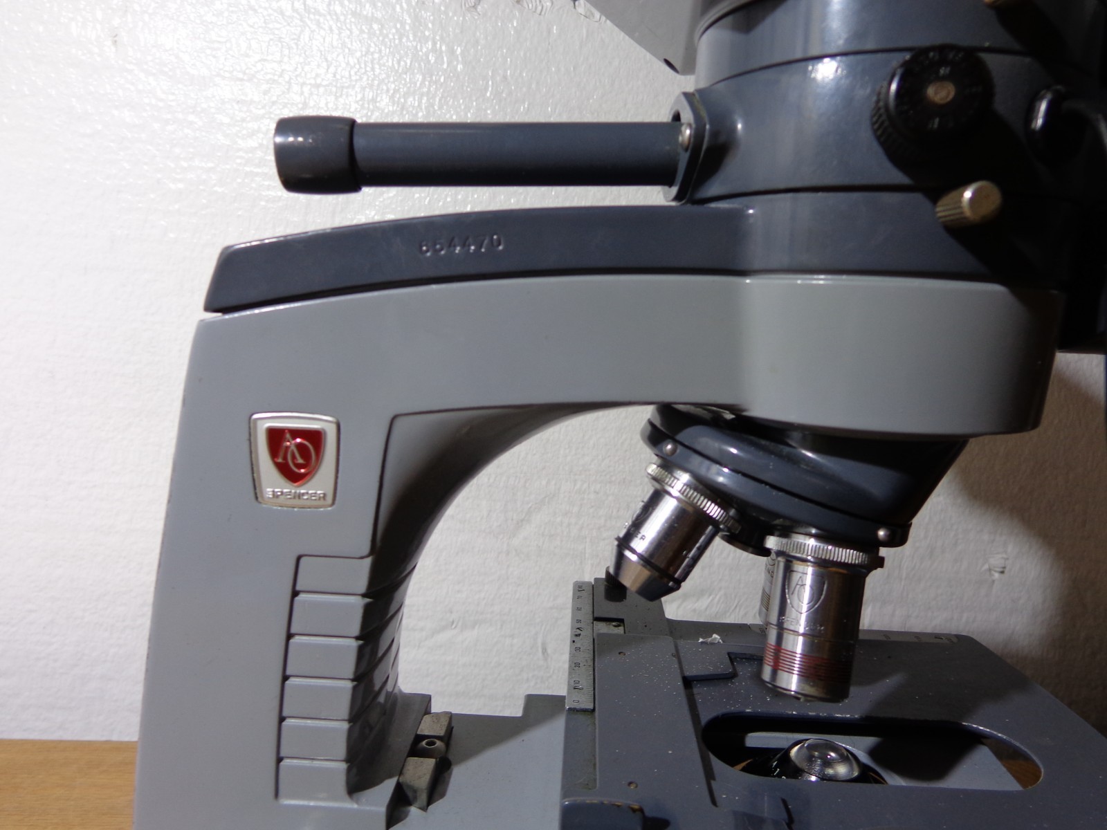 American Optical 10-118 Series 10 Microscope w Dual Head 4 Objectives 1460X
