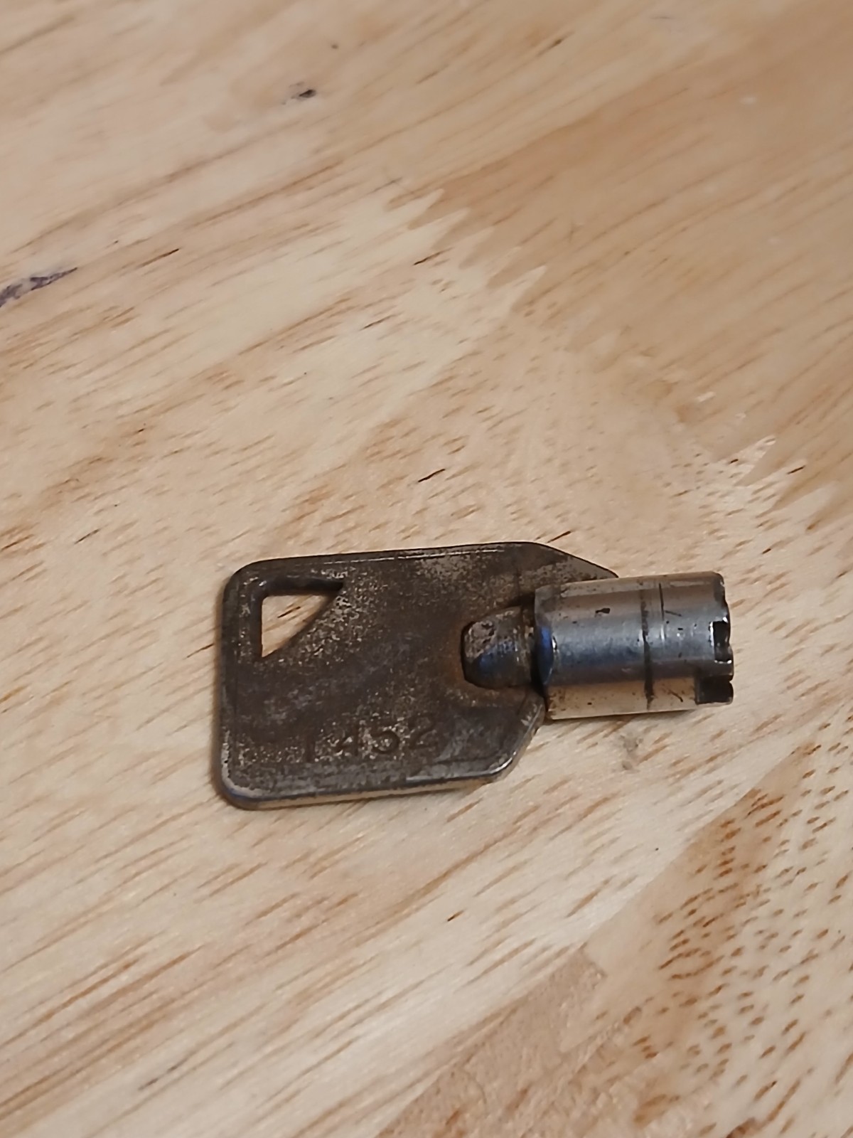 Snack soda drink vending machine key #1452 fits barrel style lock used unbranded