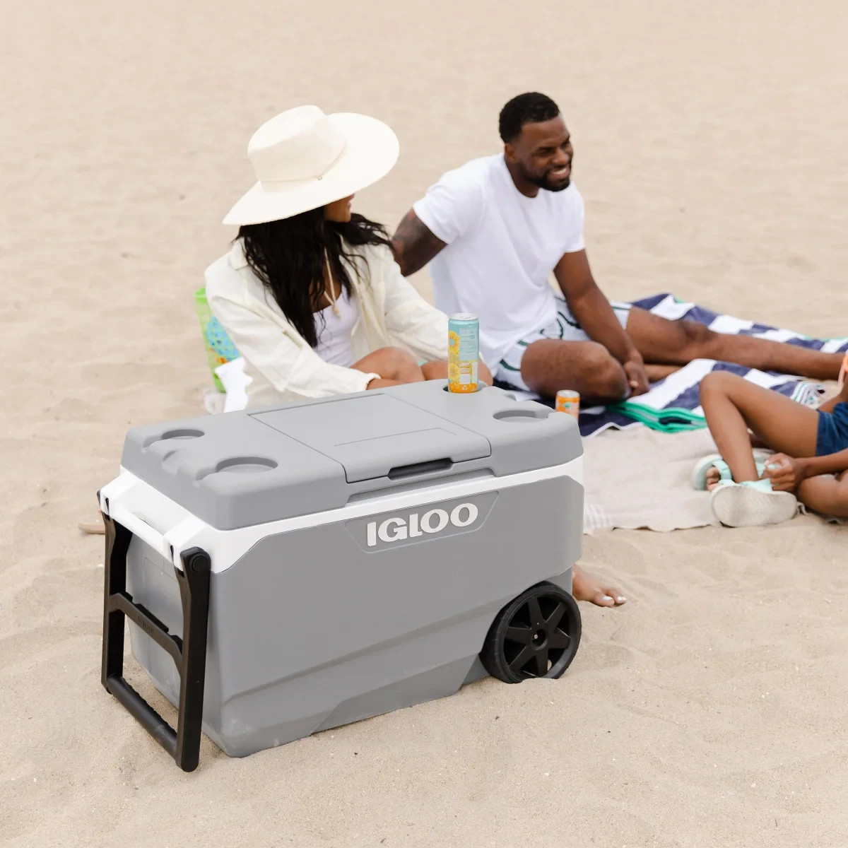 IGLOO COOLER WITH WHEELS ICE CHEST MAXCOLD BEVERAGE BEER DRINKS ROLLING 90QT NEW