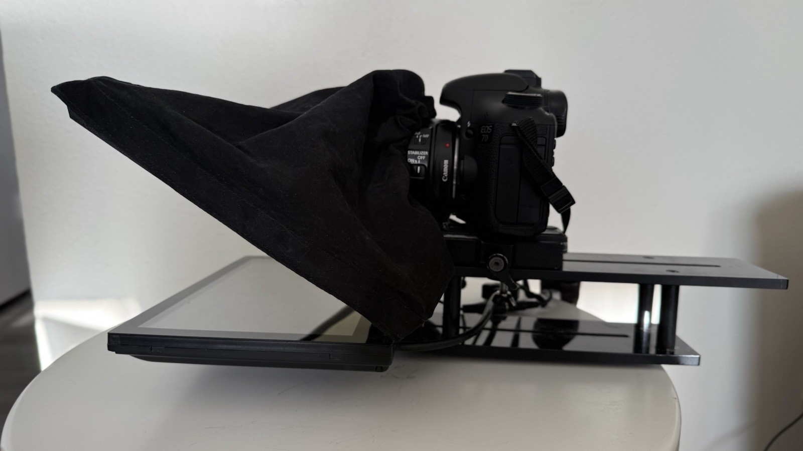 Portable Teleprompter for Professional Cameras & DSLR – Tablet Compatible