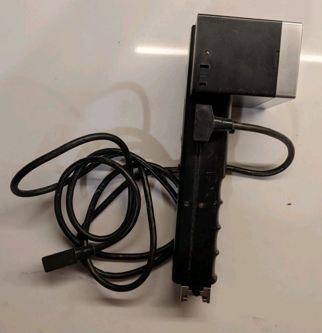 Metz 202 Flash unit, sync cord, battery holder, strap - untested