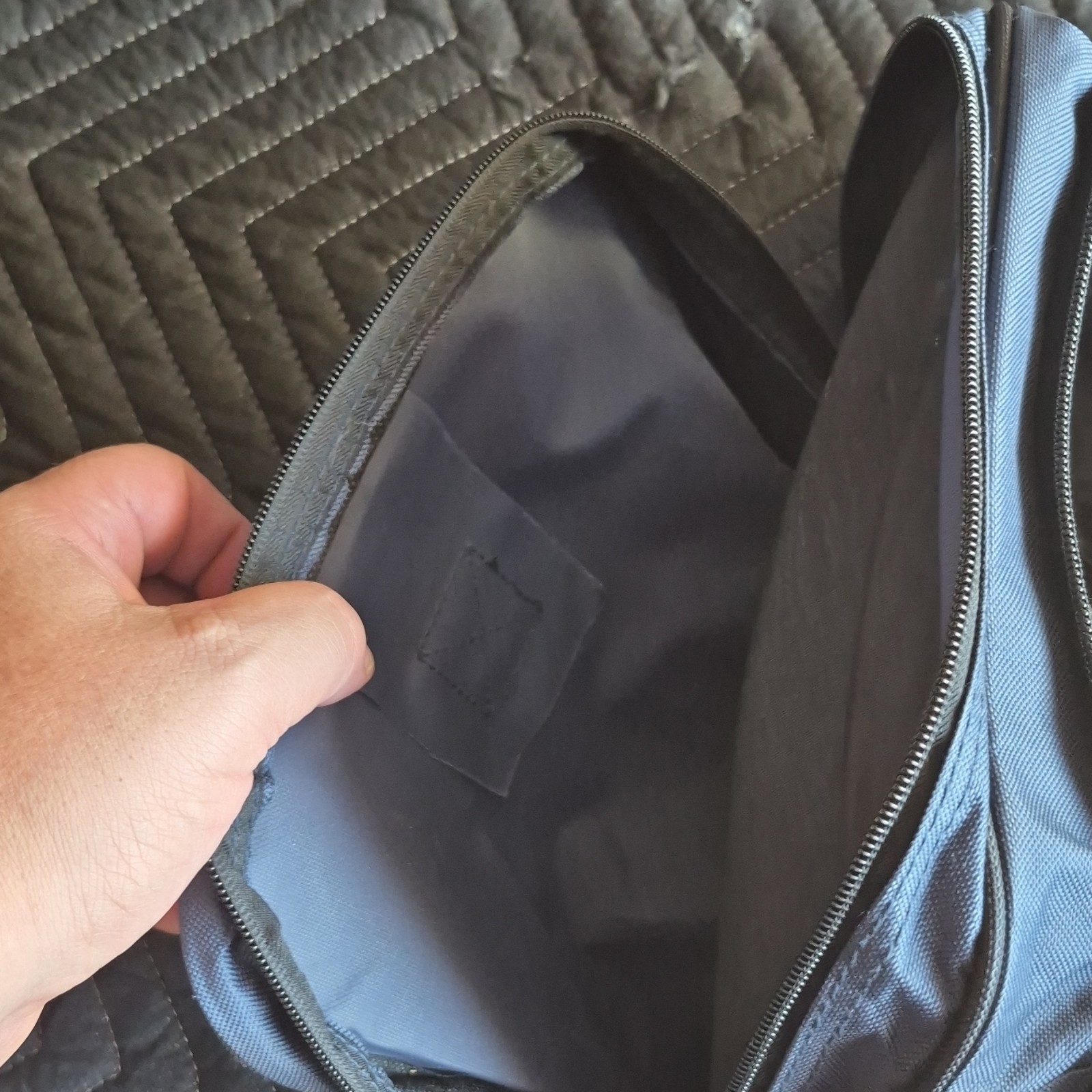 Everest Navy Black Gym Bag Polyester Adjustable Strap Zip Closure 3 Pockets