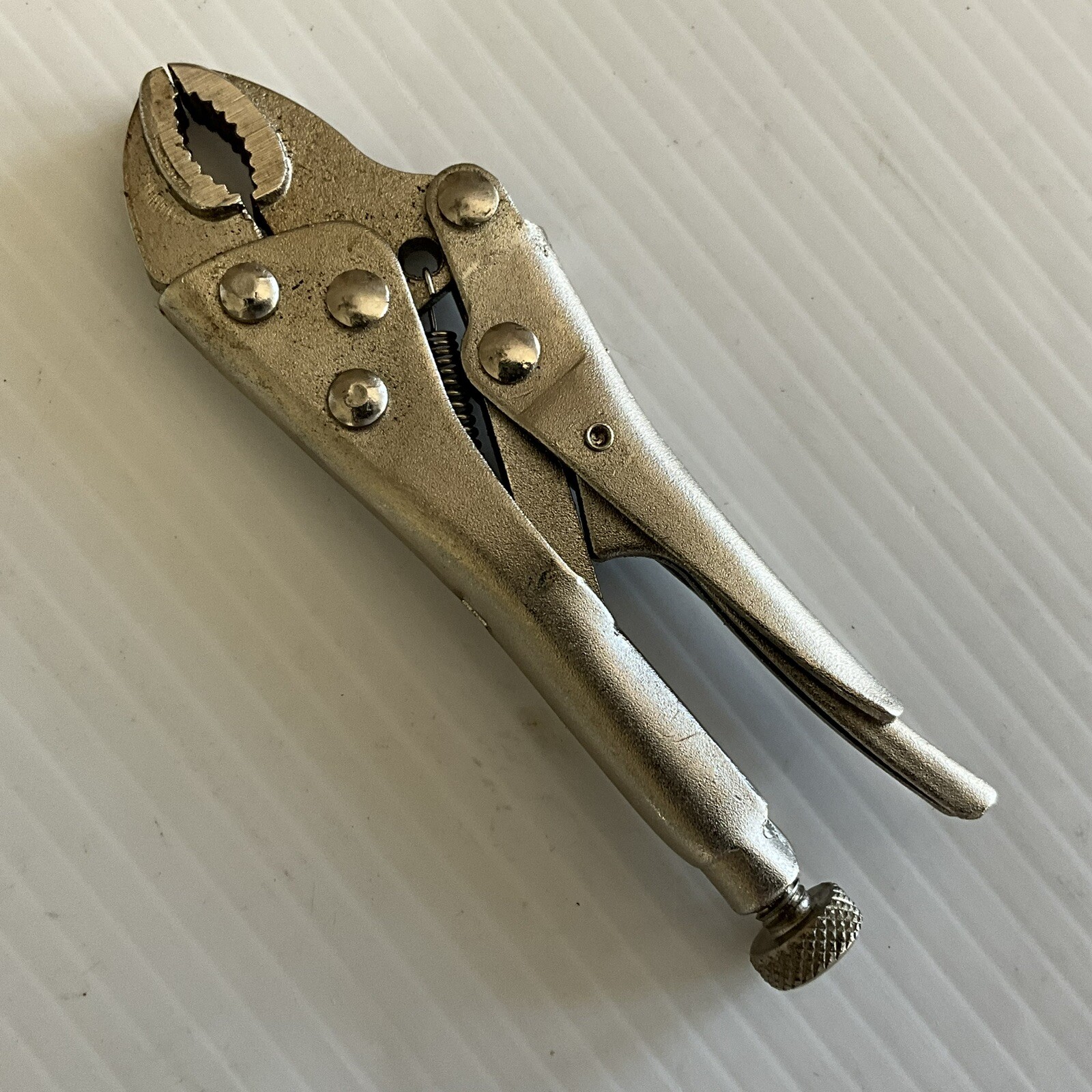Vintage Unbranded 4" Locking Pliers Adjustable Curved Jaws