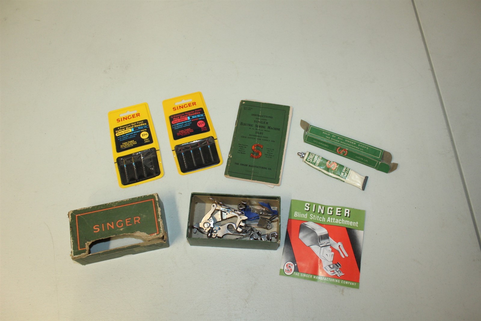 Vintage Singer Sewing Lot Parts Pieces Box Advertising Booklet Presser Foot