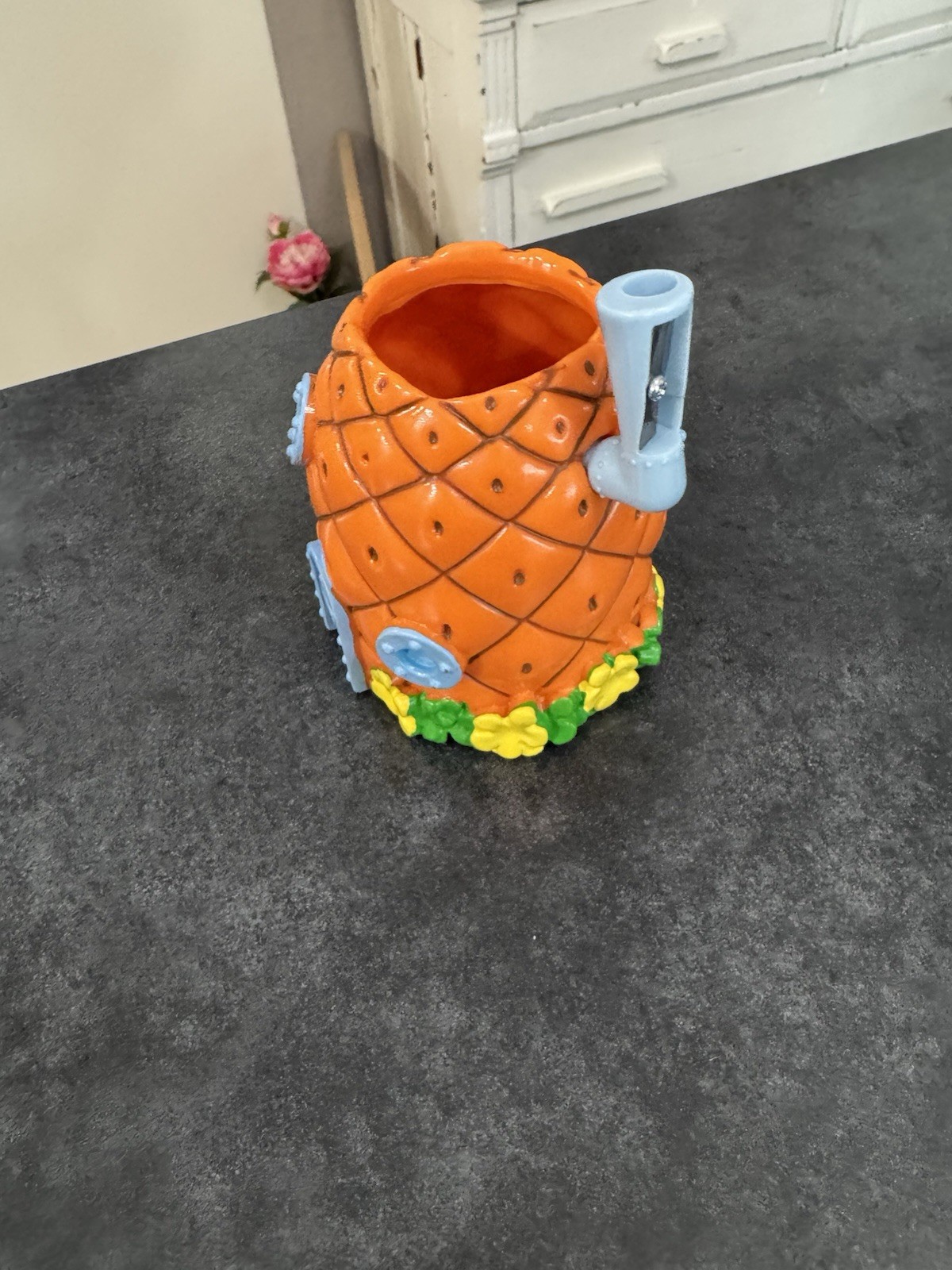 SPONGEBOB SQUAREPANTS PINEAPPLE PENCIL HOLDER WITH SHARPENER