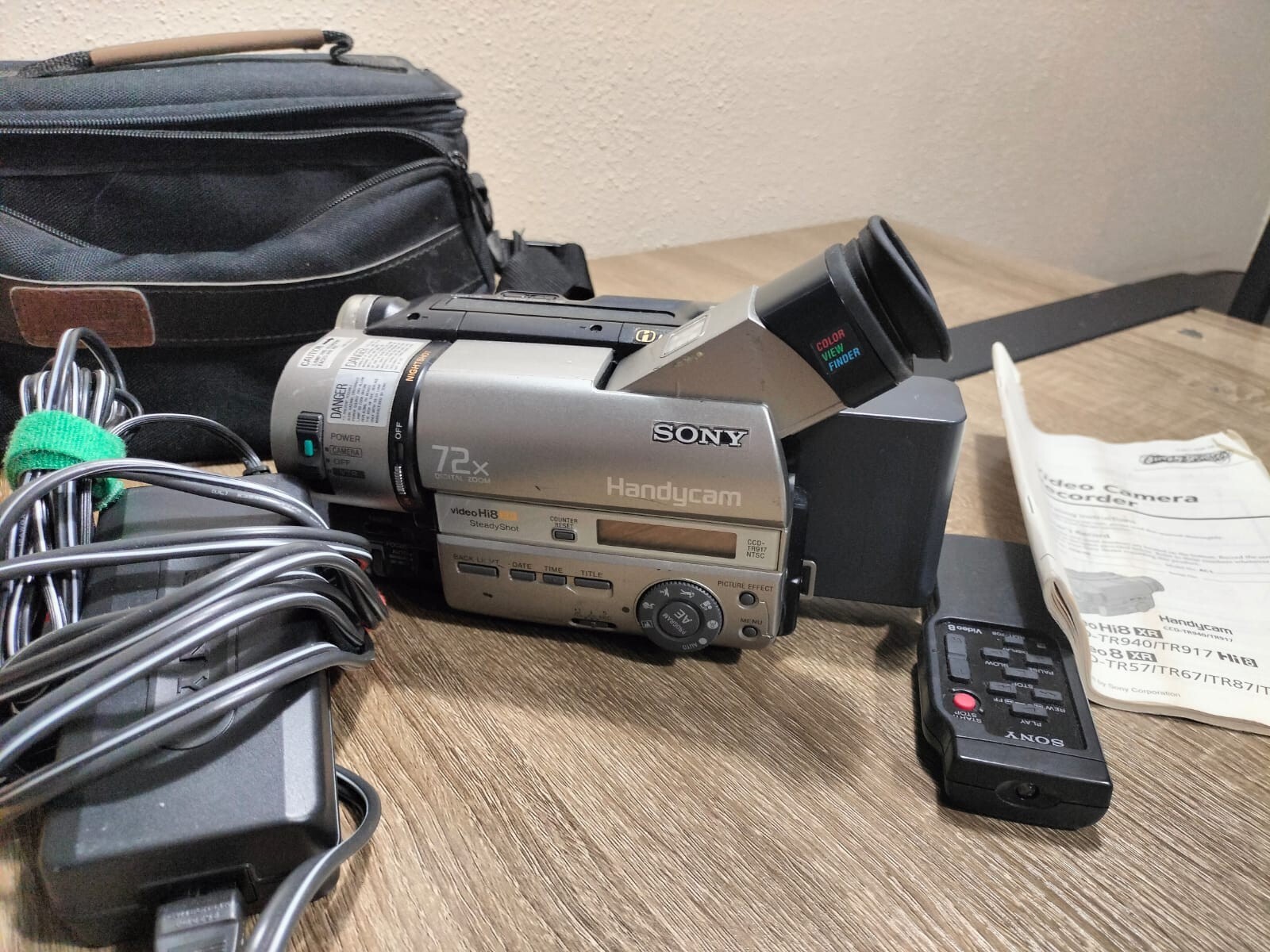 Sony HandyCam 72x Model # CCD-TR917 w/ all Accessories **EXCELLENT CONDITION**