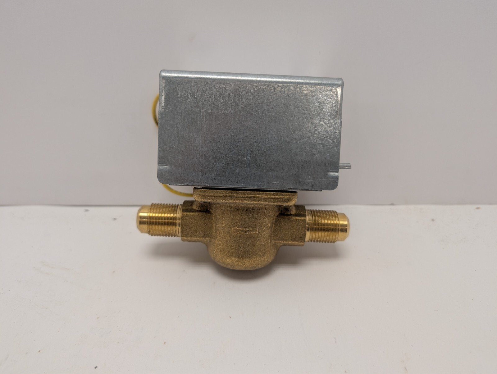Honeywell V8043C1033 Motorized Zone Valve 50/60 Hz 6/5W 40-200F