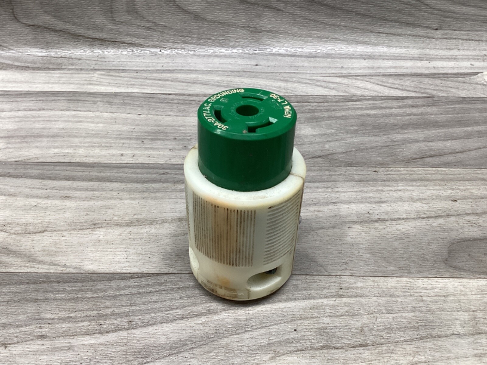 LEVITON 70730-C INDUSTRIAL LOCKING CONNECTOR NEMA L7-30R 30A 277V 2P #13D62*CO
