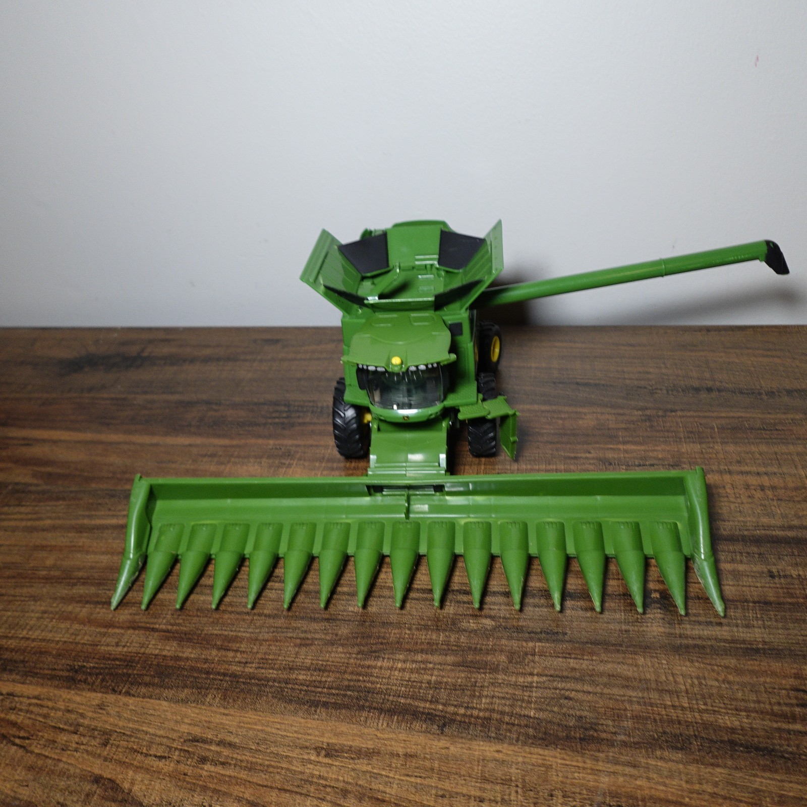ERTL John Deere S690 Combine 1/32 Scale Full Plastic