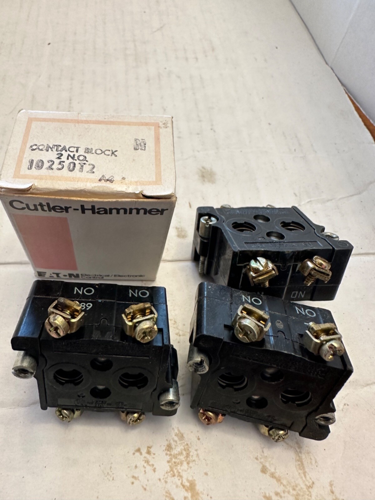 CUTLER HAMMER 10250T lot of pusbuttons and lens (bin13)