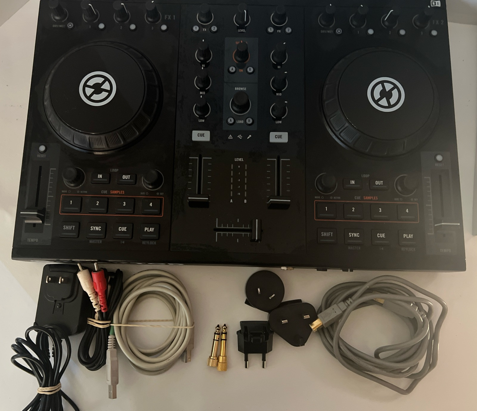 TRAKTOR KONTROL S2 - 2.1 Channel DJ System Controller Read