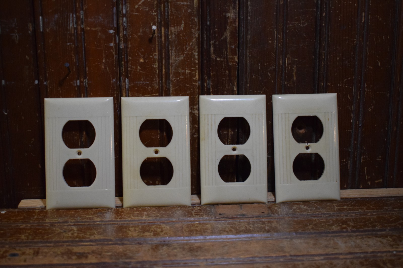 SIERRA BAKELITE ELECTRIC RECEPTICLE SINGLE GANG OUTLET COVER IVORY 1950s 4PC LOT