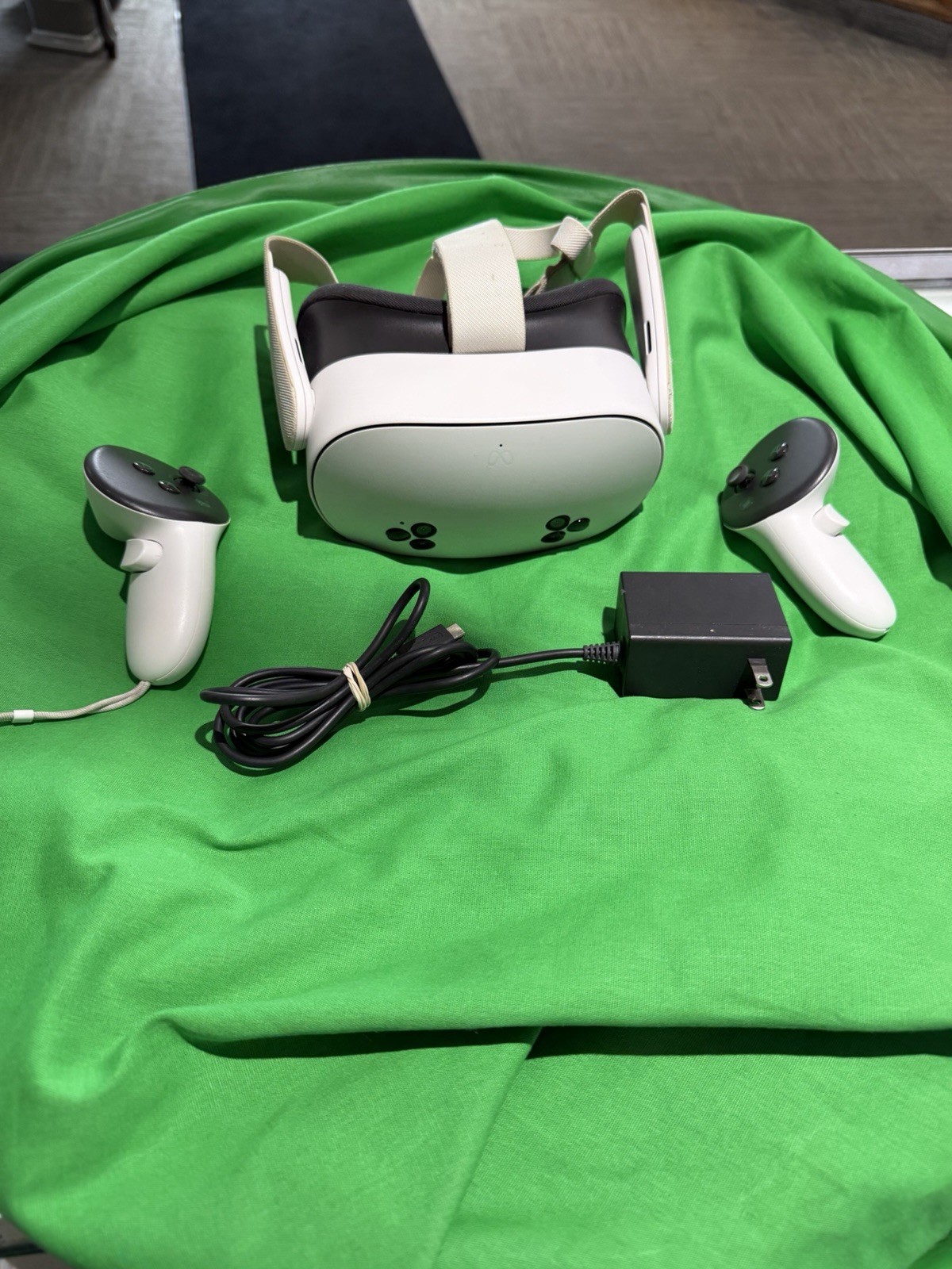 Meta Quest 3S 256GB VR Headset With 2 Controllers  & charger