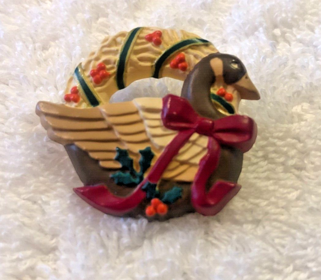 Hallmark PIN Christmas Vintage WREATH Mallard DUCK 1987 Holiday Brooch