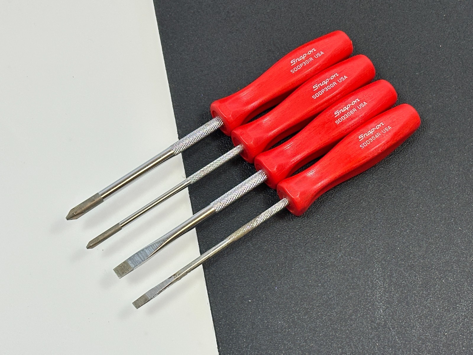 🇺🇸 Snap-on Tools USA RED 4pc Mini Hard Grip Handle Screwdriver Set, SDDX40AR
