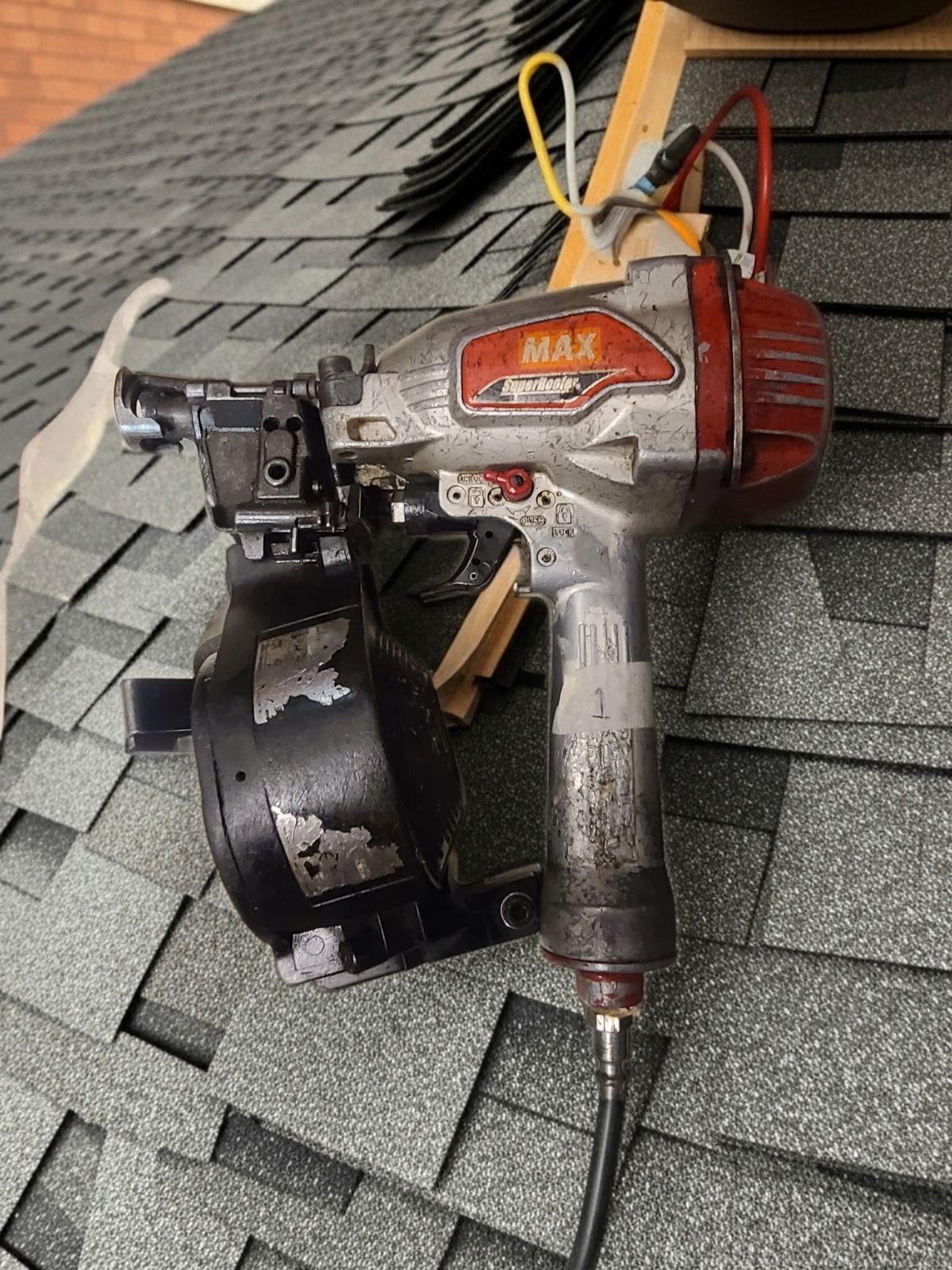 MAX Pneumatic Roofing Nailer