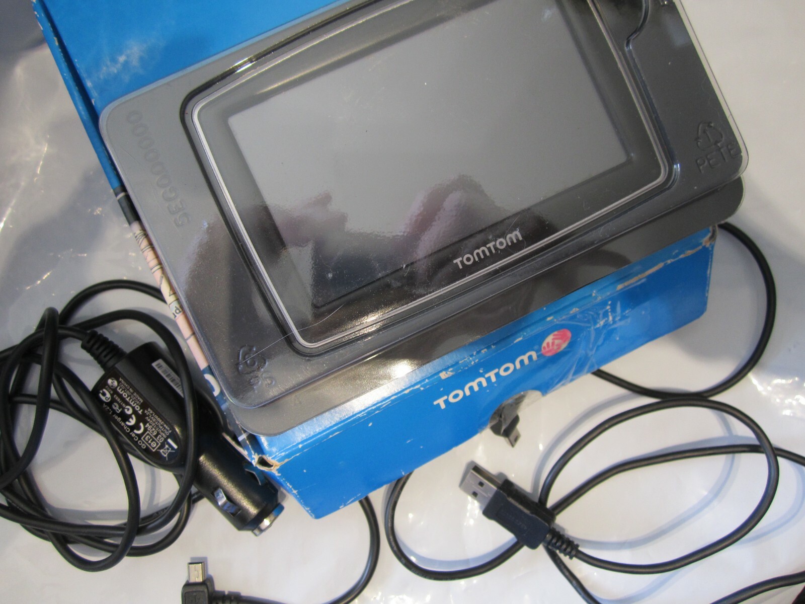 TomTom XL 340S Portable GPS Bundle OPEN BOX U.S., Canada And Mexico. 2 chargers