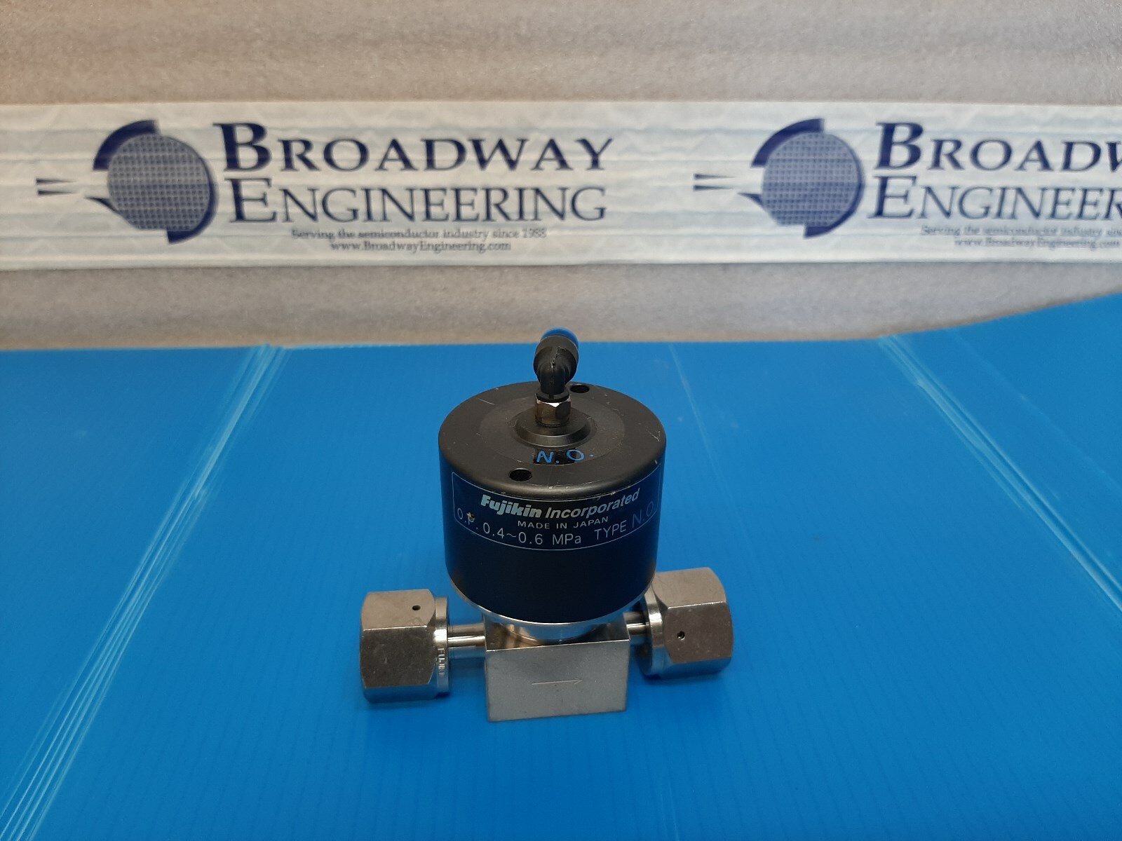 FUJIKIN PNEUMATIC VALVE 095129  1/2 vcr   N.O.