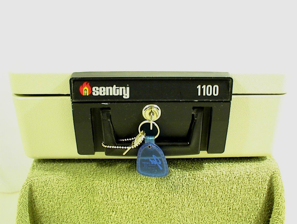 SENTRY 1100 SAFE LOCK BOX 2 KEYS HOME SECURITY FIRE RESISTANT