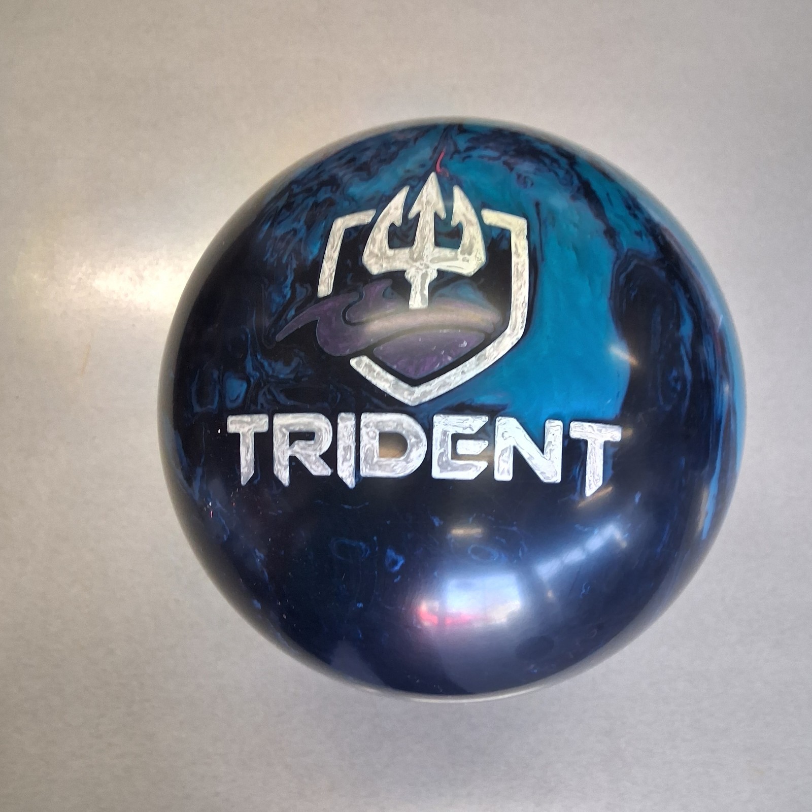 Motiv Trident Horizon Bowling Ball 15 lb.  1st quality  NEW IN BOX    #723