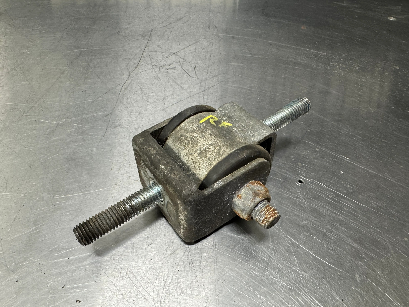 2004 PONTIAC GTO RF ENGINE MOUNT OEM #L258