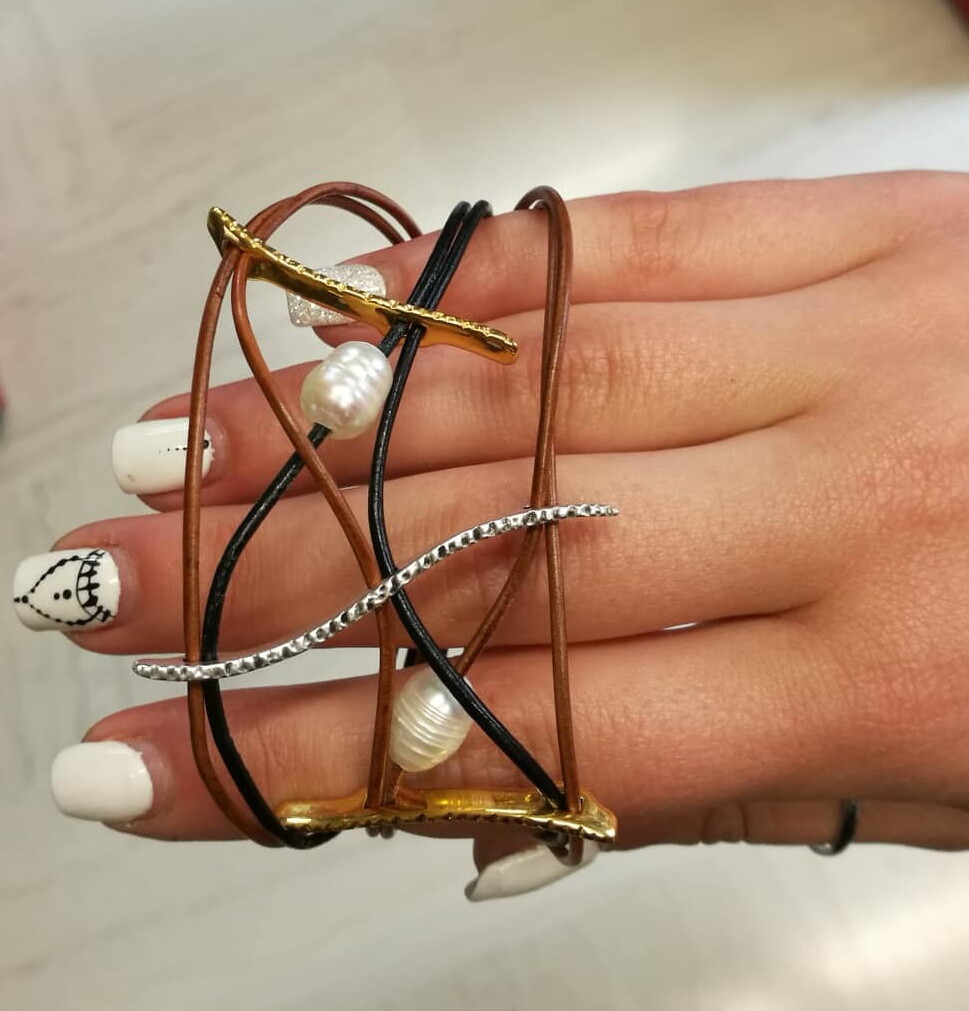 Handmade bracelet made of natural leather and genuine pearls