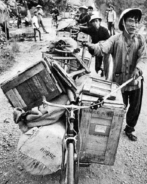 North Vietnamese transport supplies Ho Chi Minh Trail 8x10 Vietnam War Photo 828