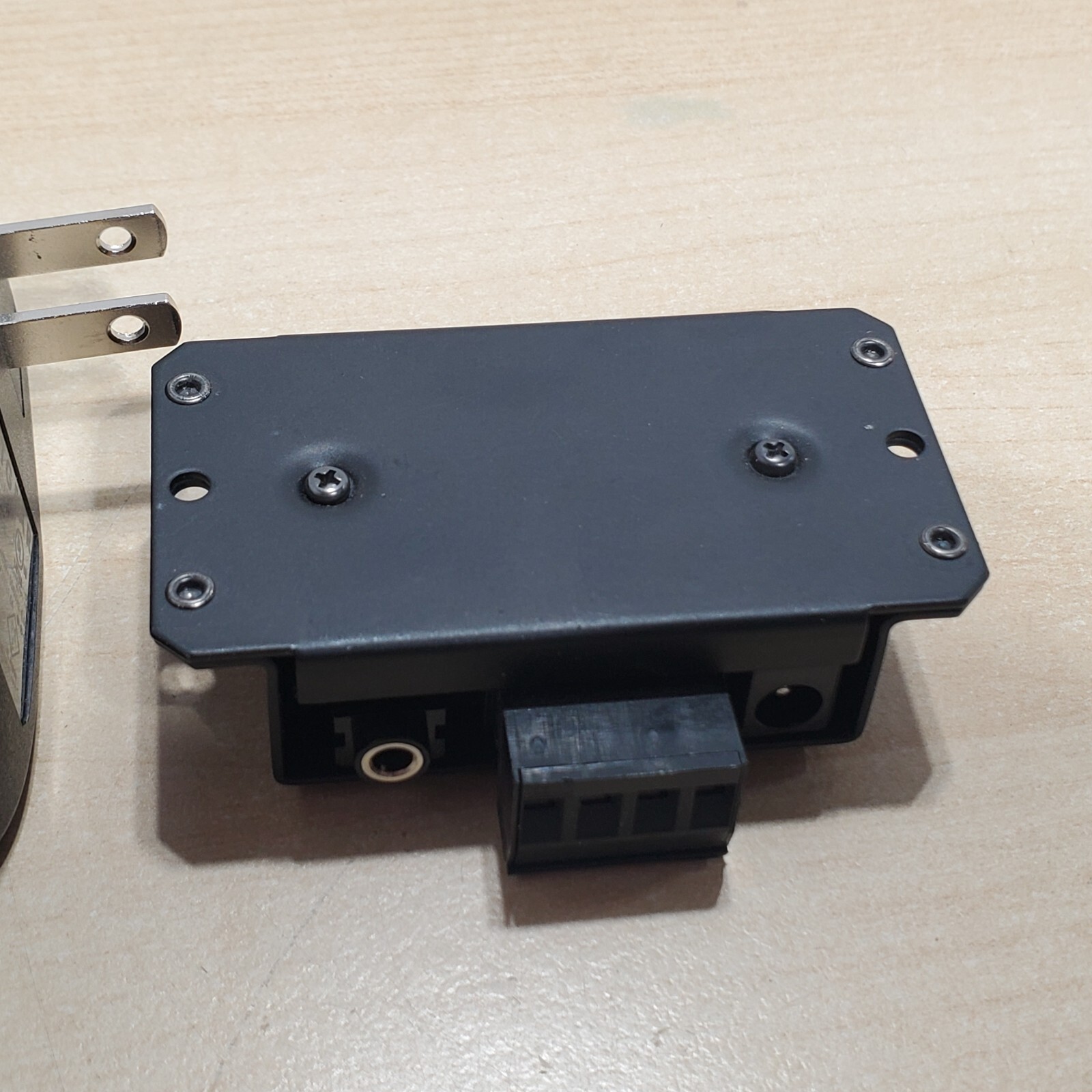 Xantech 789-44 Connecting Block Emitter with 12V Power Supply