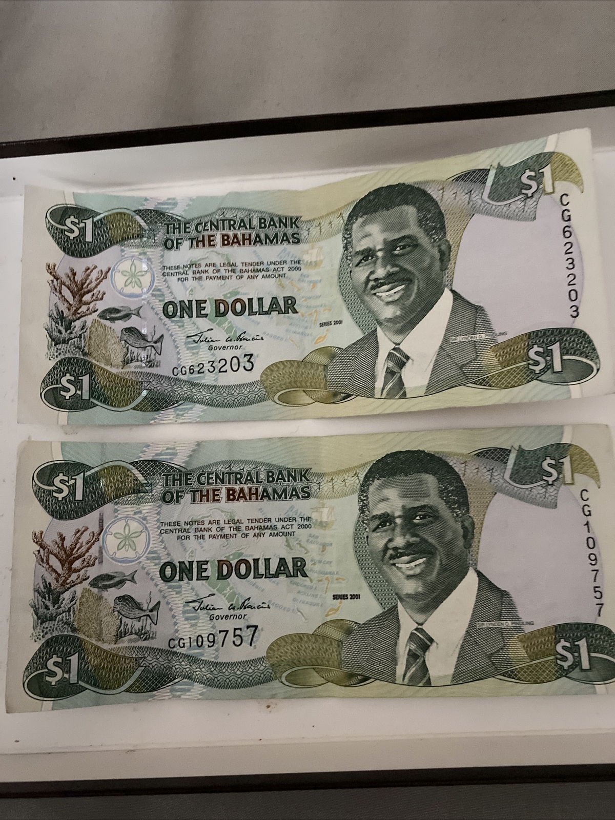 The Central Bank of The Bahamas Series 2001, two One Dollard notes 