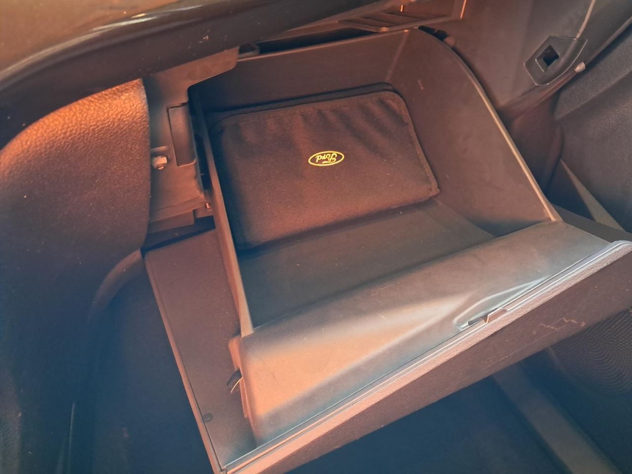 ESCAPE    2017 Glove Box 4795570