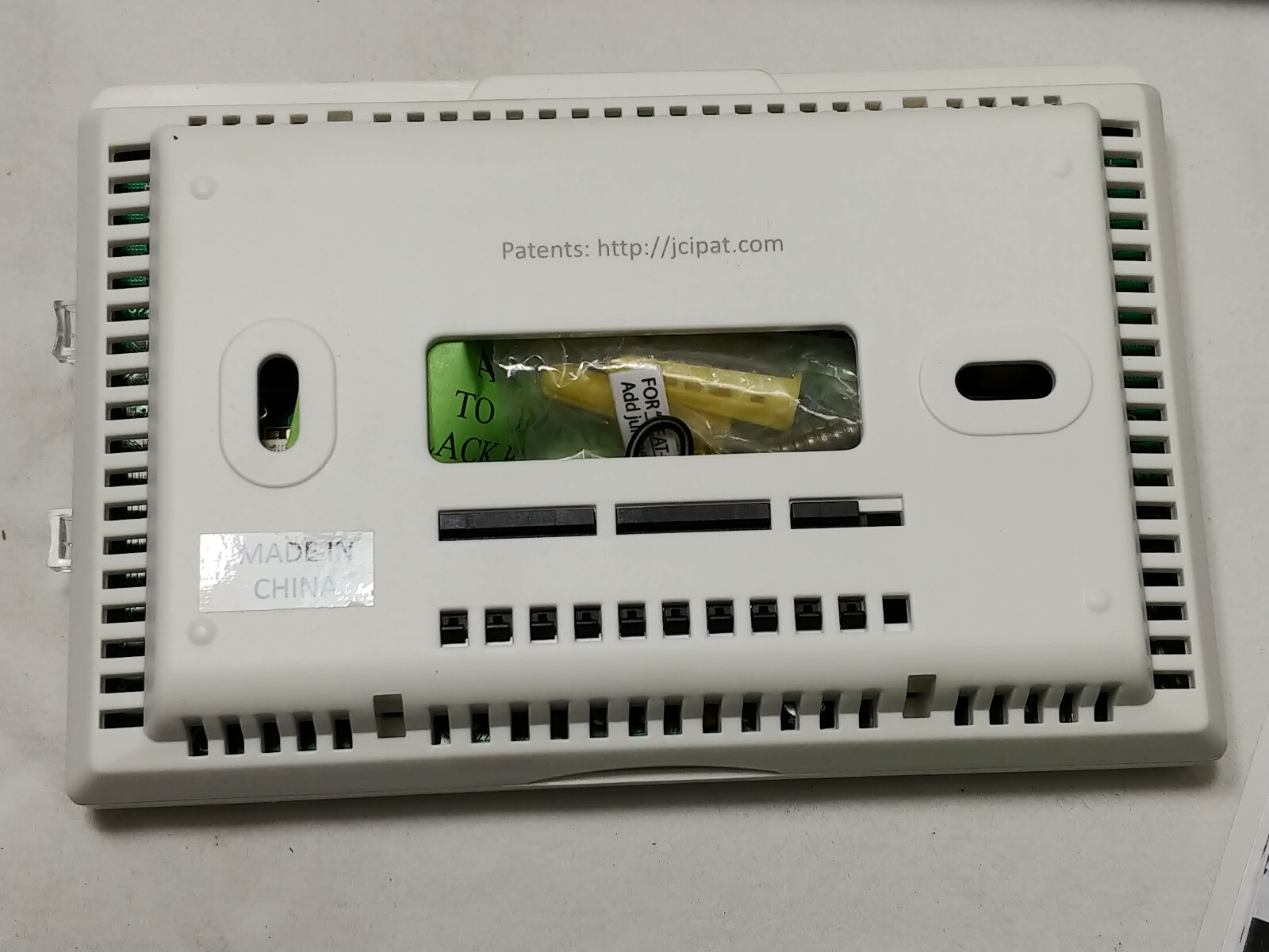 LuxPro Universal 7-Day Touchscreen Programmable or Manual Thermostat P721UT NOS