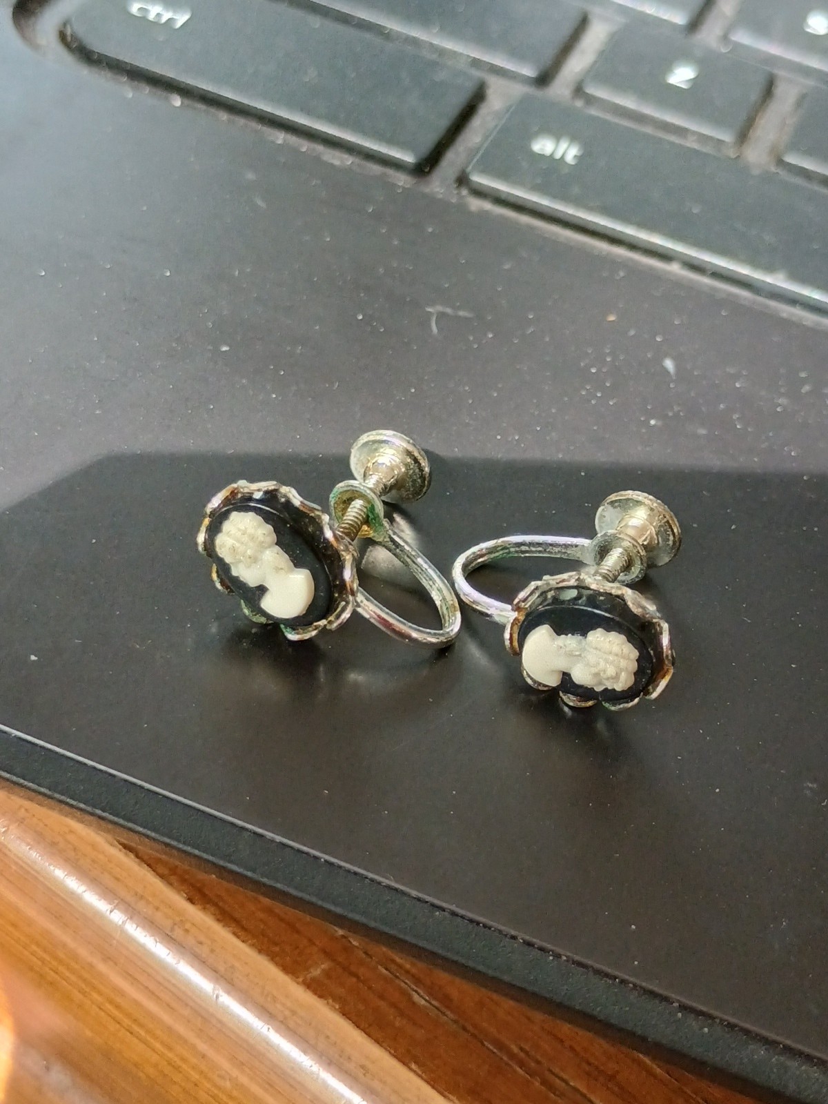 Vtg Faux Cameo Screw-Back Earrings Small Size