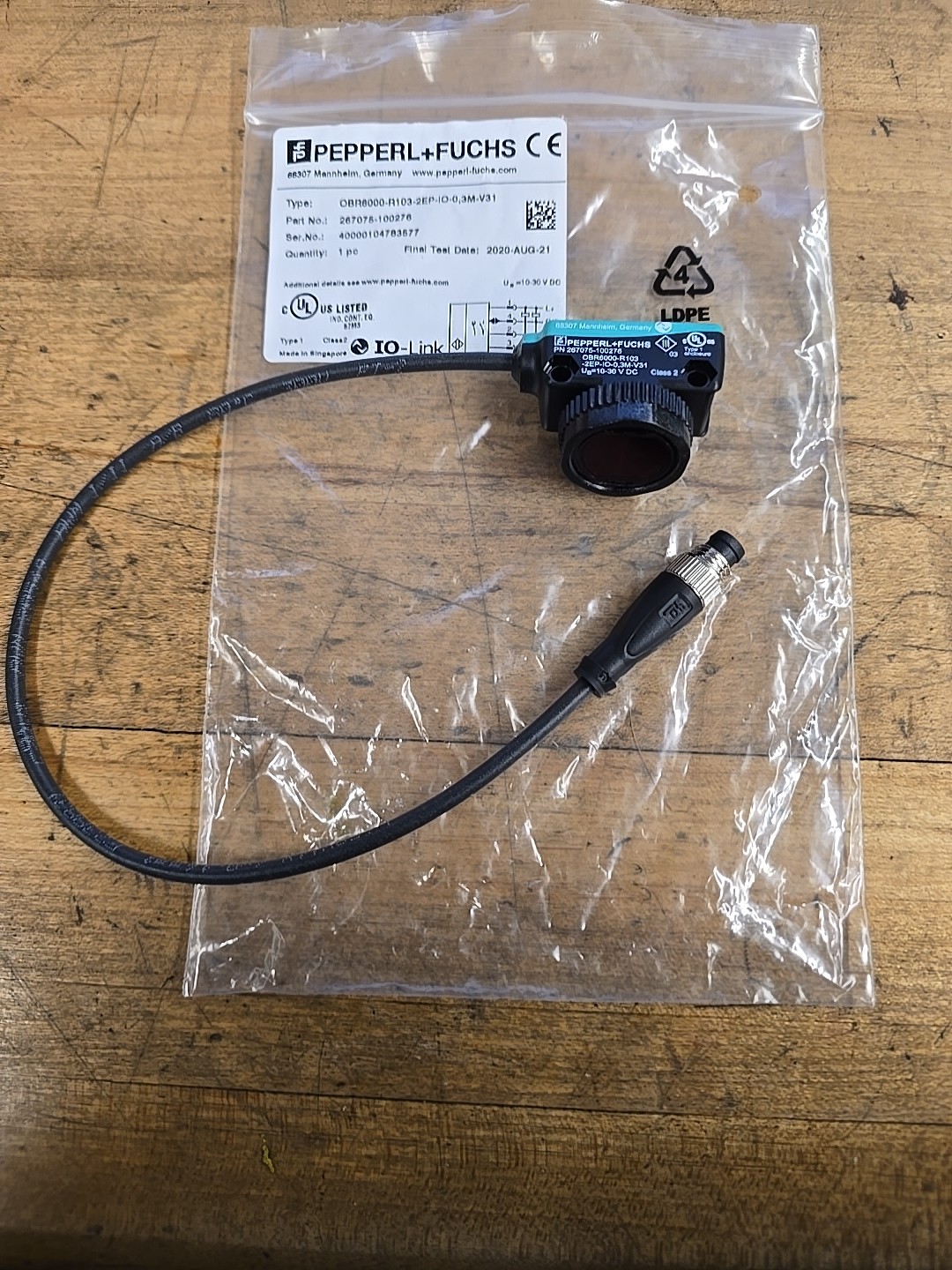 NEW PEPPERL & FUCHS OBR6000-R103-2EP-IO-0,3M-V31 / Retroreflective Sensor
