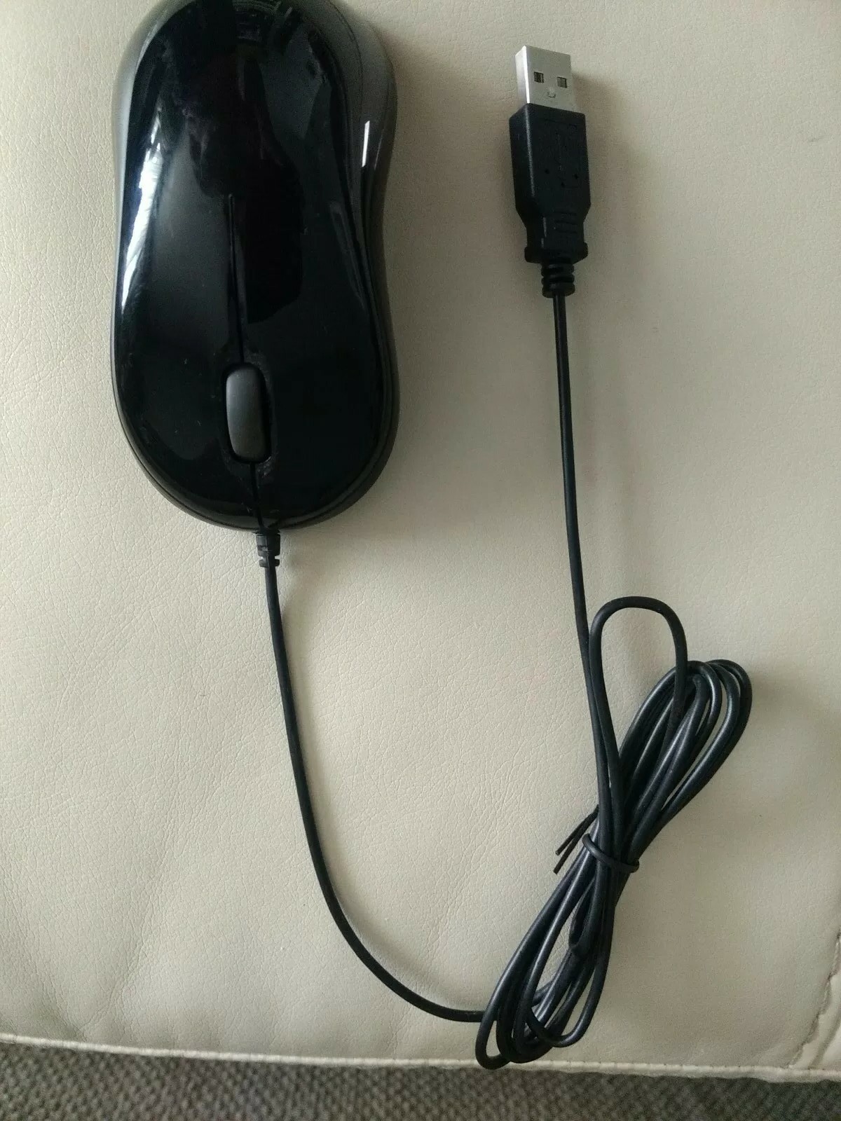 Gigabyte M5050 Glossy Black Curvy Optical Mouse Unused