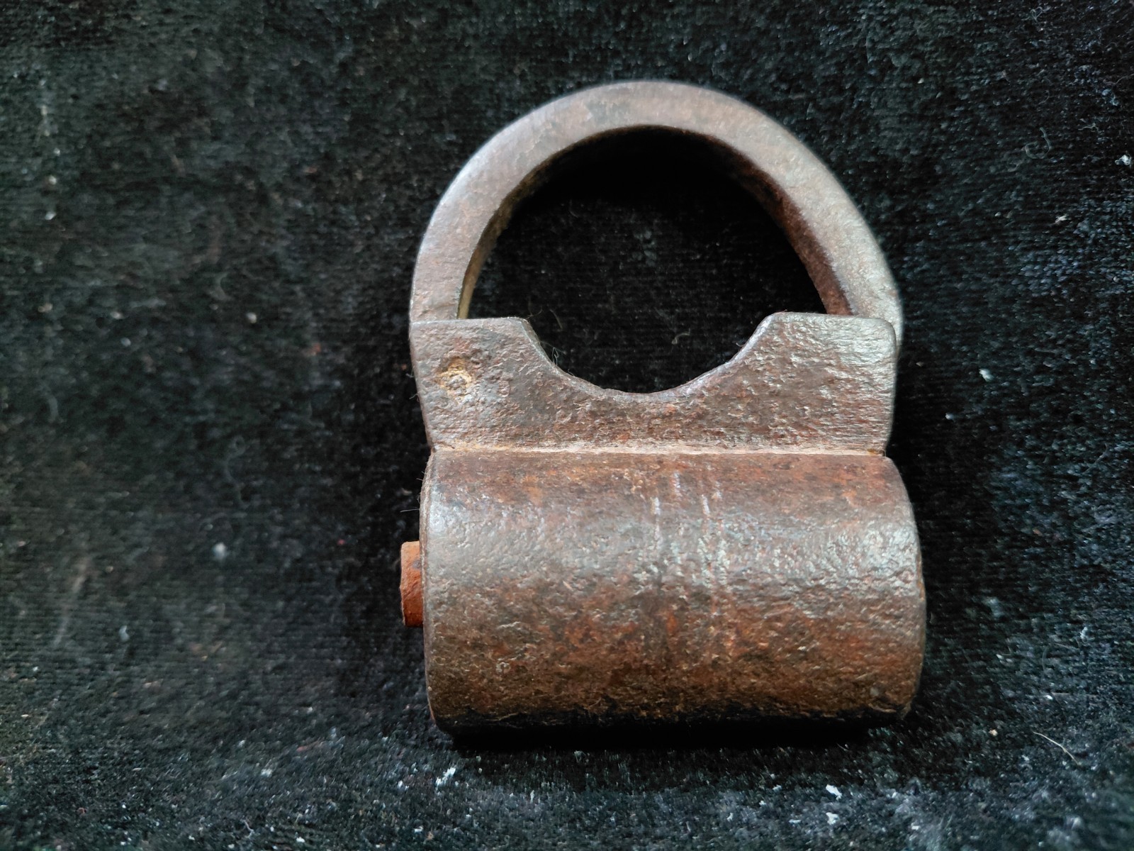 RARE OLD VINTAGE ANTIQUE HAND-MADE RUSTIC IRON PADLOCK WITH SCREW SYSTEM KEY