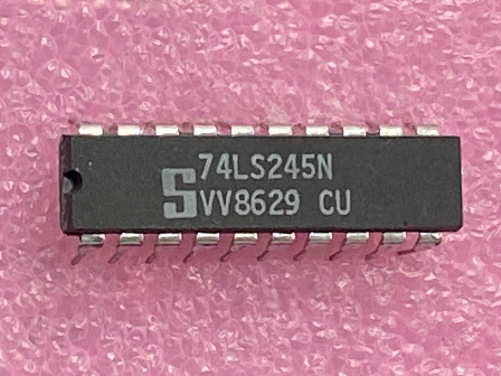 Signetics 74LS245N octal bus transceivers with 3-state out Integrated Circuit