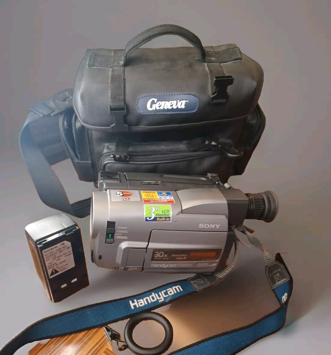 Sony Handycam Vision CCD-TRV62 SteadyShot 30x Digital Zoom Hi8 Camcorder