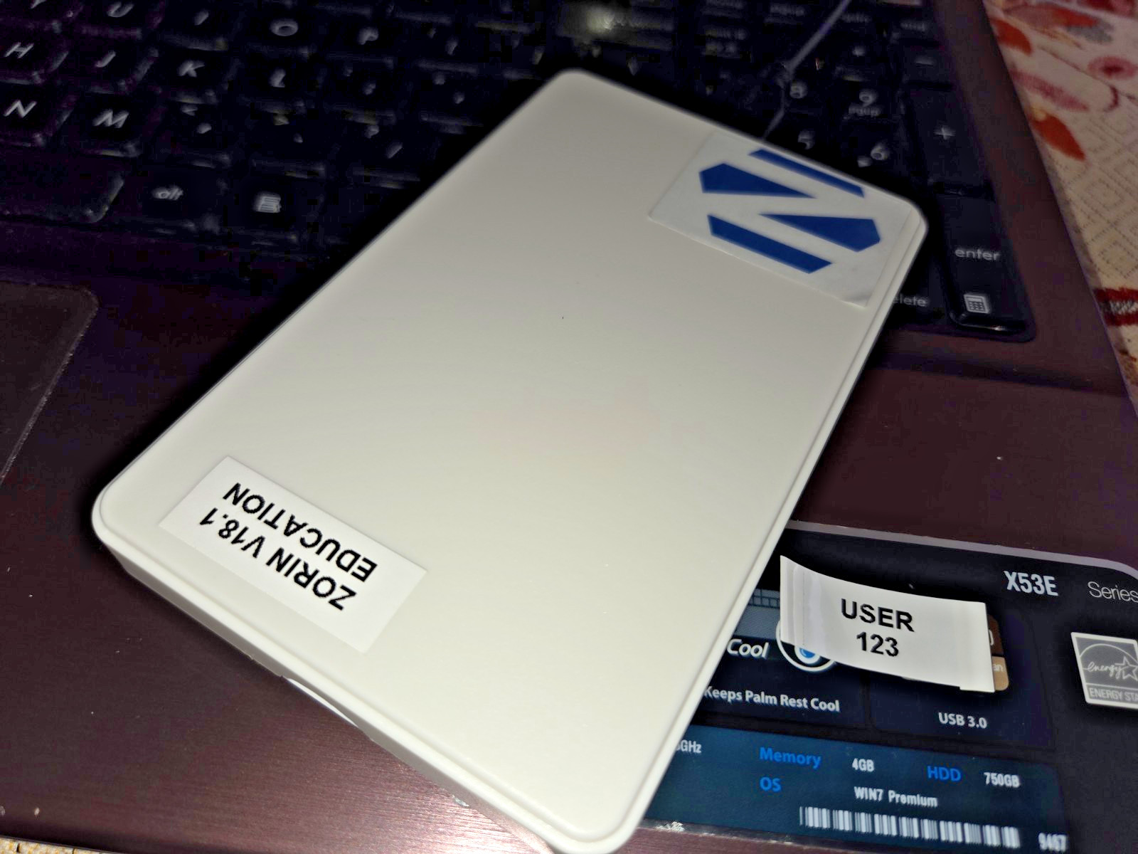 Linux Zorin OS 18.1 Education, 64-bit, Bootable USB SSD 128GB w Persistence